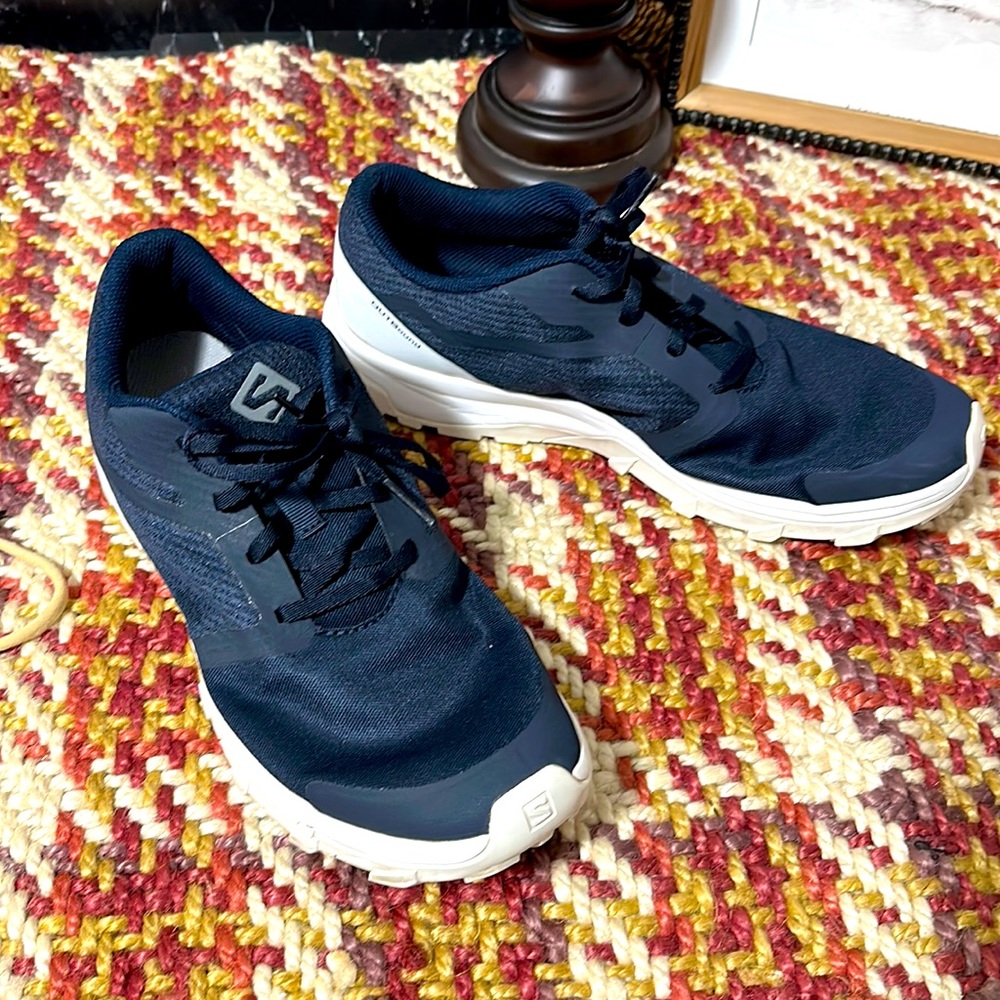 Men’s Navy & White Salomon shoes! Very nice condition 9/10 Size 10.5